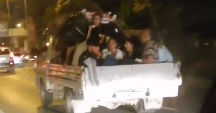 Bursa’da kamyonet kasasında tehlikeli yolculuk