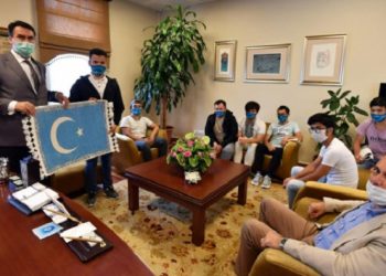 Başkan Dündar Doğu Türkistanlı öğrencilerle buluştu