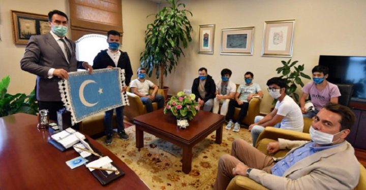 Başkan Dündar Doğu Türkistanlı öğrencilerle buluştu