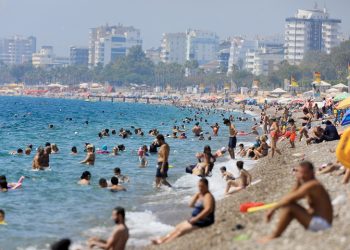 Antalya 47 dereceyi gördü, sahiller doldu taştı