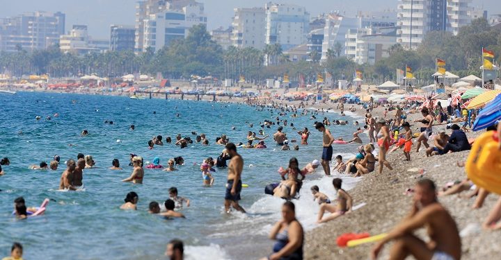 Antalya 47 dereceyi gördü, sahiller doldu taştı