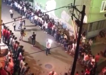 Bursa’da akılalmaz görüntü! Yüzlerce kişi halay çekti