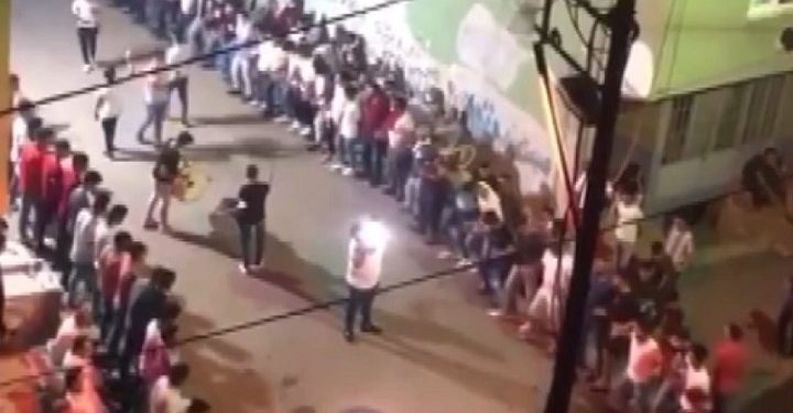 Bursa’da akılalmaz görüntü! Yüzlerce kişi halay çekti