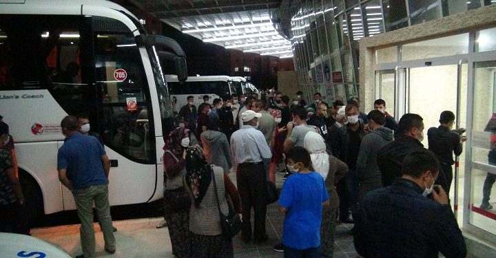 Asker uğurlamada sosyal mesafe unutuldu