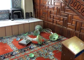 Bursa’daki camiye girdi, camları ve vazoları kırdı