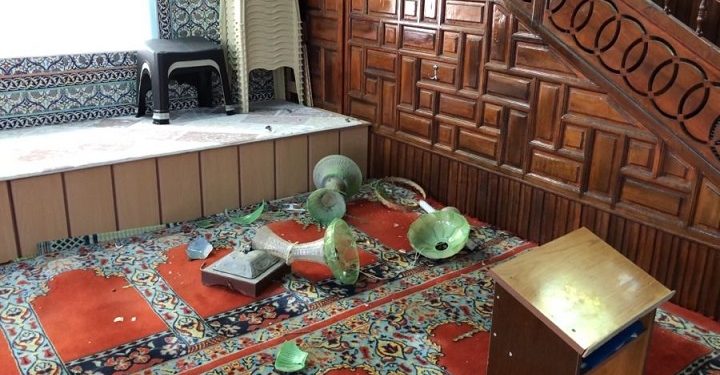 Bursa’daki camiye girdi, camları ve vazoları kırdı