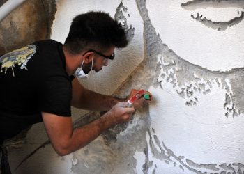 Boyayla değil, duvarı kırarak resim yapıyorlar