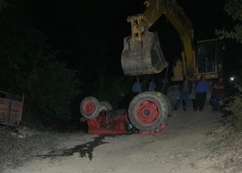 Devrilen traktörün altında kalarak öldü