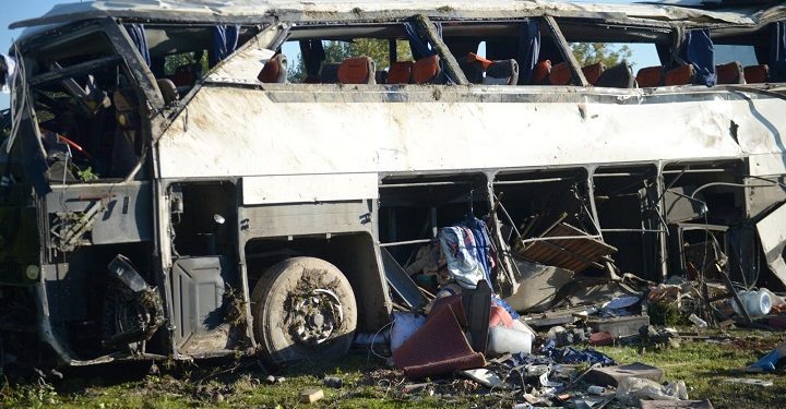 İşçileri taşıyan servis devrildi: 2 ölü 12 yaralı