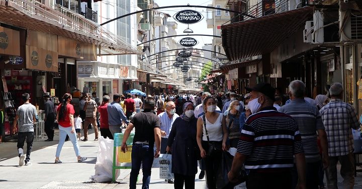 Sokaklarda bayram sonrası yine ürküten kalabalık
