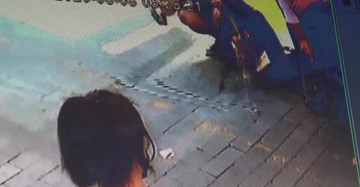 Sokak ortasında tuvaletini yaptı!