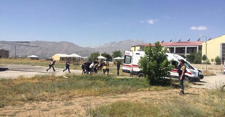 Hakkari’de bir araç uçuruma yuvarlandı: 6 ölü