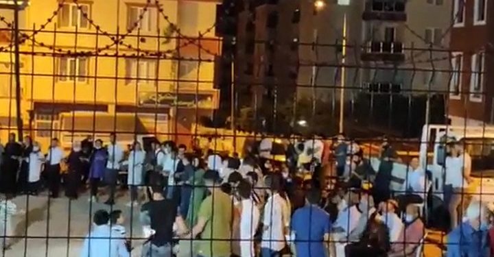 Bursa’da virüs yine unutuldu! Sokak düğününde halay…