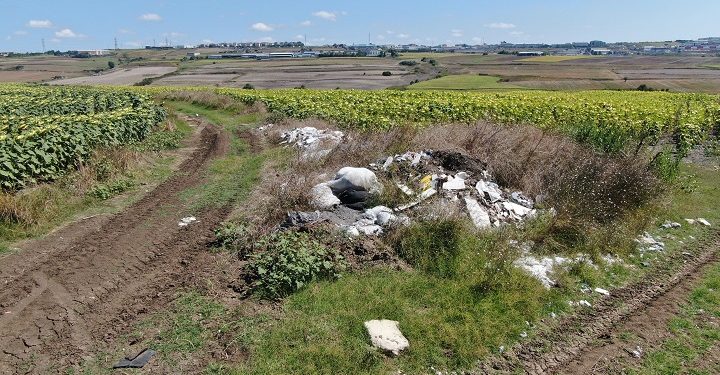 Ekili tarlalar çöplüğe döndü