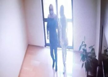 Hırsızlık için girdiler, ev sahibine yakalandılar