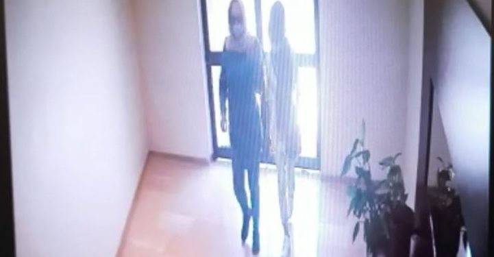 Hırsızlık için girdiler, ev sahibine yakalandılar