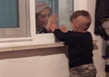 Karantinadaki babaannesiyle böyle oynuyor