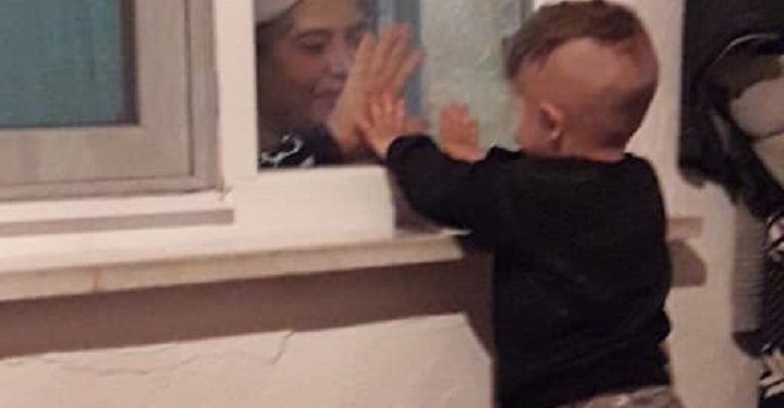 Karantinadaki babaannesiyle böyle oynuyor