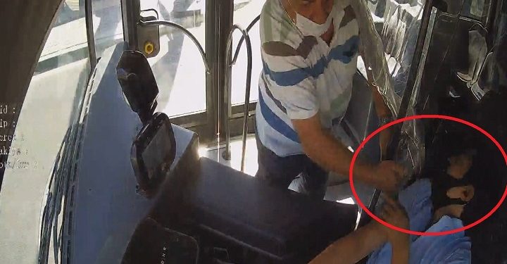 Seyir halindeyken otobüs şoförünü yumrukladı!