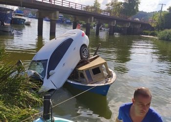 Otomobil, teknenin üzerine düştü