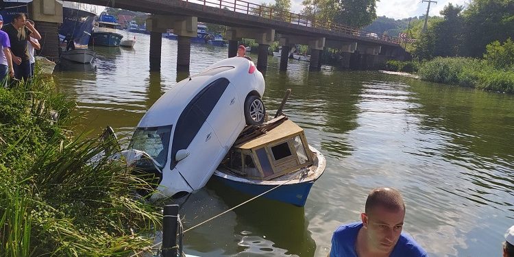 Otomobil, teknenin üzerine düştü
