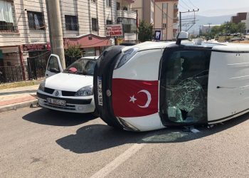 Bursa’da kaza: Yan yatan araçtaki sürücü yaralandı