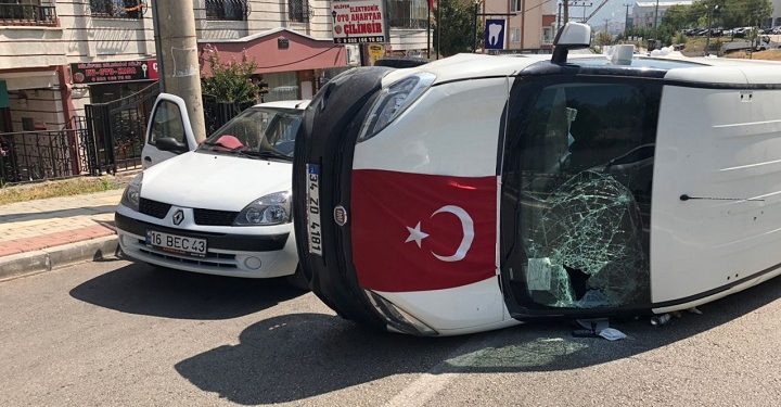 Bursa’da kaza: Yan yatan araçtaki sürücü yaralandı