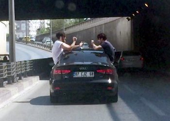 Otomobilin camından çıkıp oyun oynadılar