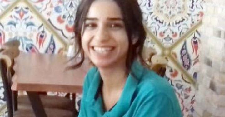 Para vermeyen kız kardeşinin boğazını kesti