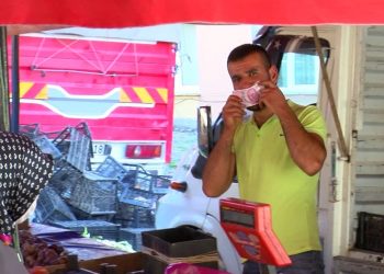 Görüntülendiğini fark etti, parayı maske olarak kullandı