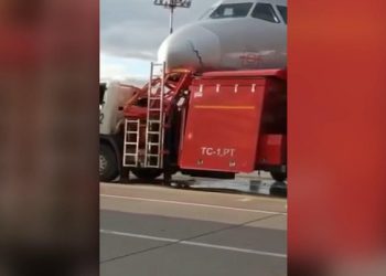 Havalimanında tanker ve uçak çarpıştı!