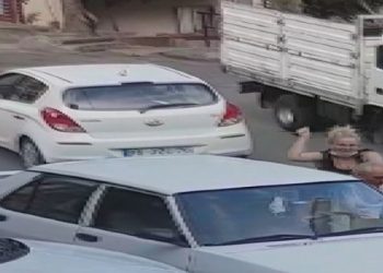 Kadın ve erkek sürücünün trafikte tekme tokat kavgası