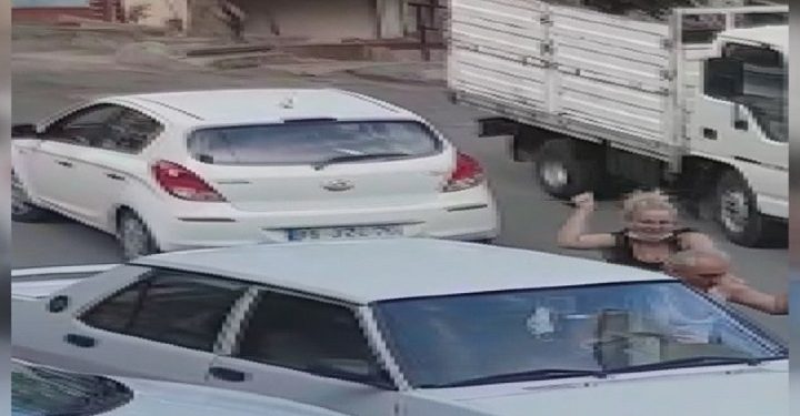 Kadın ve erkek sürücünün trafikte tekme tokat kavgası
