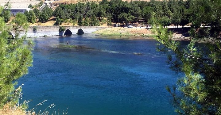 Serinlemek için baraja giren polis öldü