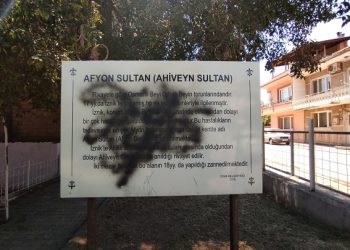 Bursa’daki türbeye yapılan sprey boyalı tahribat giderildi