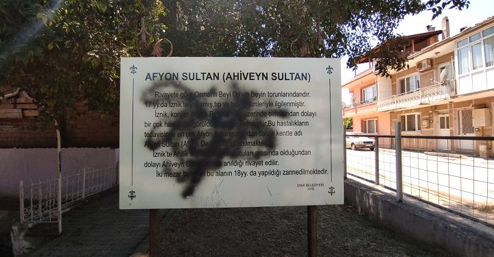 Bursa’daki türbeye yapılan sprey boyalı tahribat giderildi