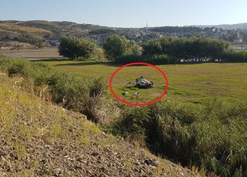 Otomobiliyle tarlaya uçtu!