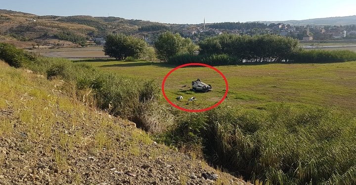 Otomobiliyle tarlaya uçtu!