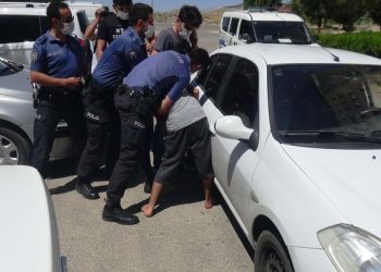 Tartıştığı babasını bıçakla rehin aldı