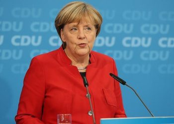 Merkel: Yunanistan’ı AB olarak desteklemek görevimiz