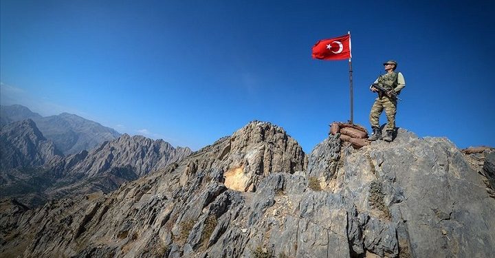 Ağrı’da teröristlerle çıkan çatışmada 2 asker şehit oldu