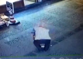 Yerde gördüğü maskeyi alıp taktı, yoluna devam etti