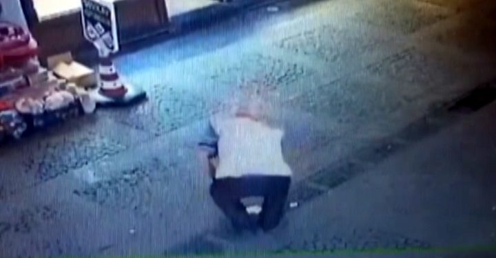 Yerde gördüğü maskeyi alıp taktı, yoluna devam etti