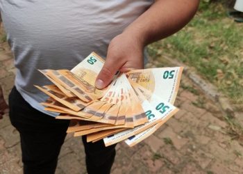 Yolda buldukları dövizin sahibini arıyorlar