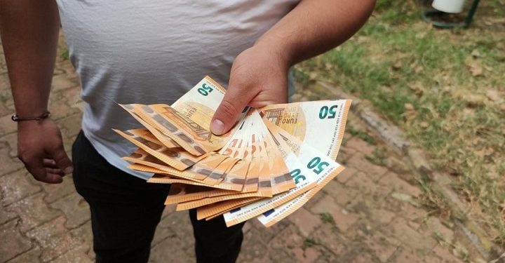 Yolda buldukları dövizin sahibini arıyorlar