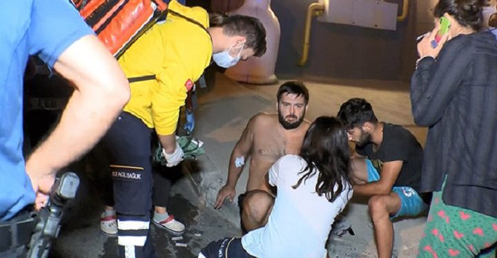 Gaspçılar, polisi ve güvenlik görevlisini bıçakladı