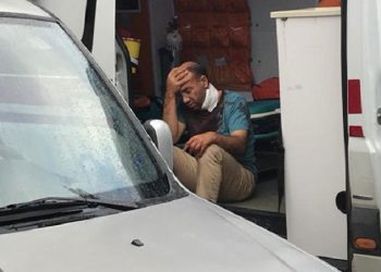 Kendisini boğazından bıçaklayan eşini boğarak öldürdü