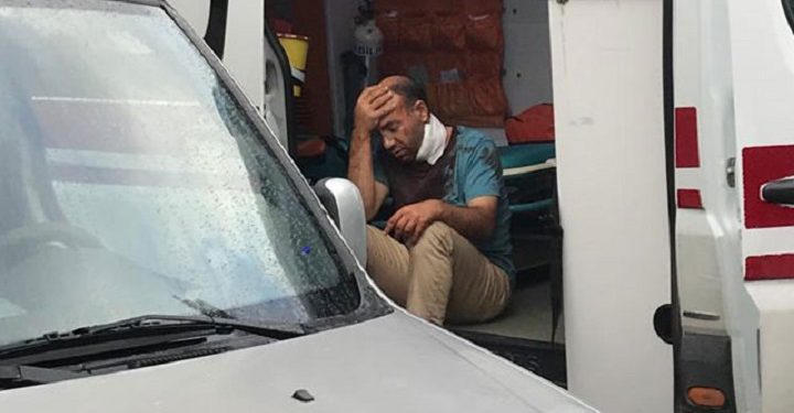 Kendisini boğazından bıçaklayan eşini boğarak öldürdü