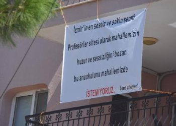 Çocuk seslerine sinirlenip bu pankartı astı