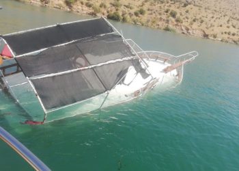 Halfeti’de tur teknesi battı